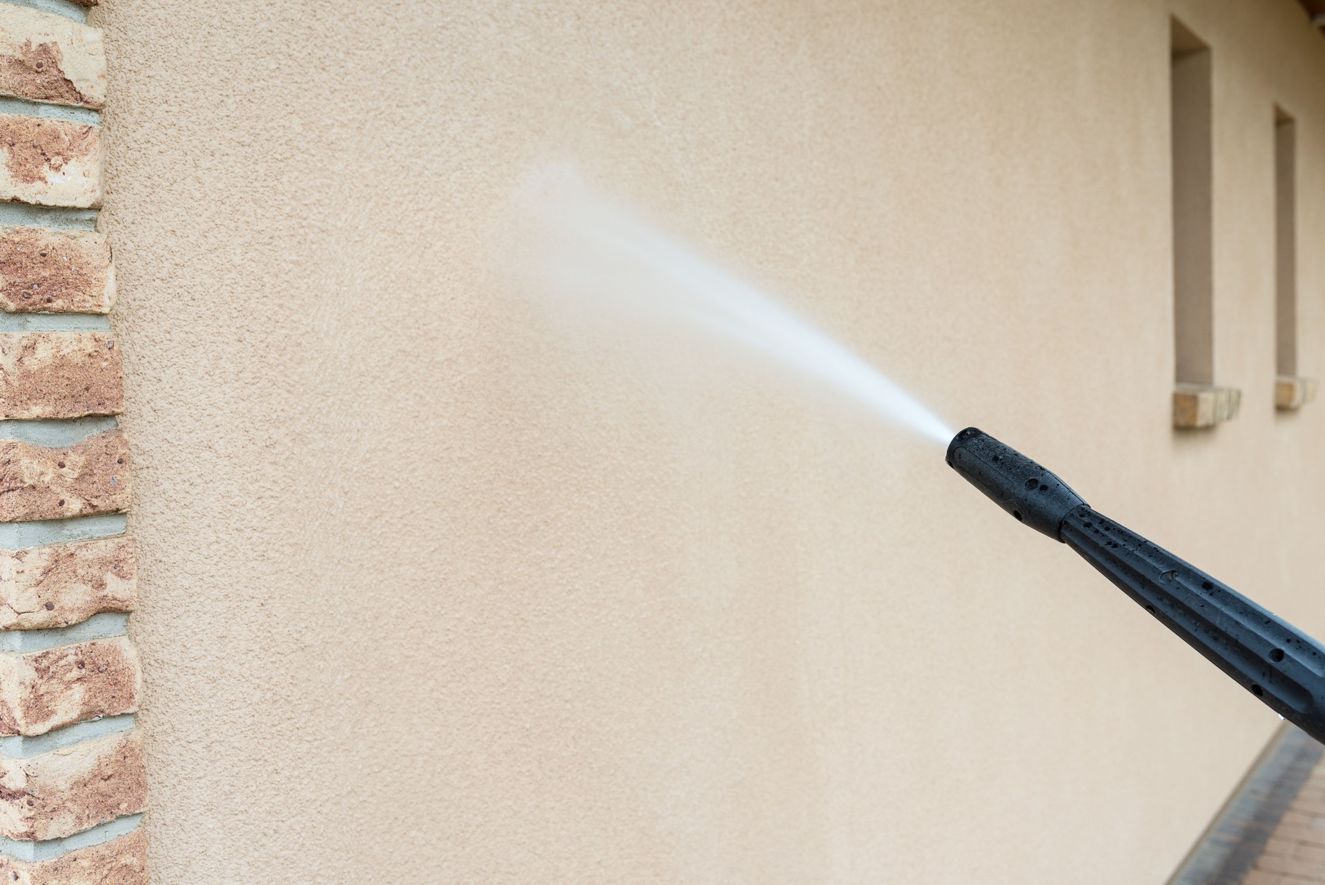alimenter le mur de lavage - nettoyage de la façade de la maison