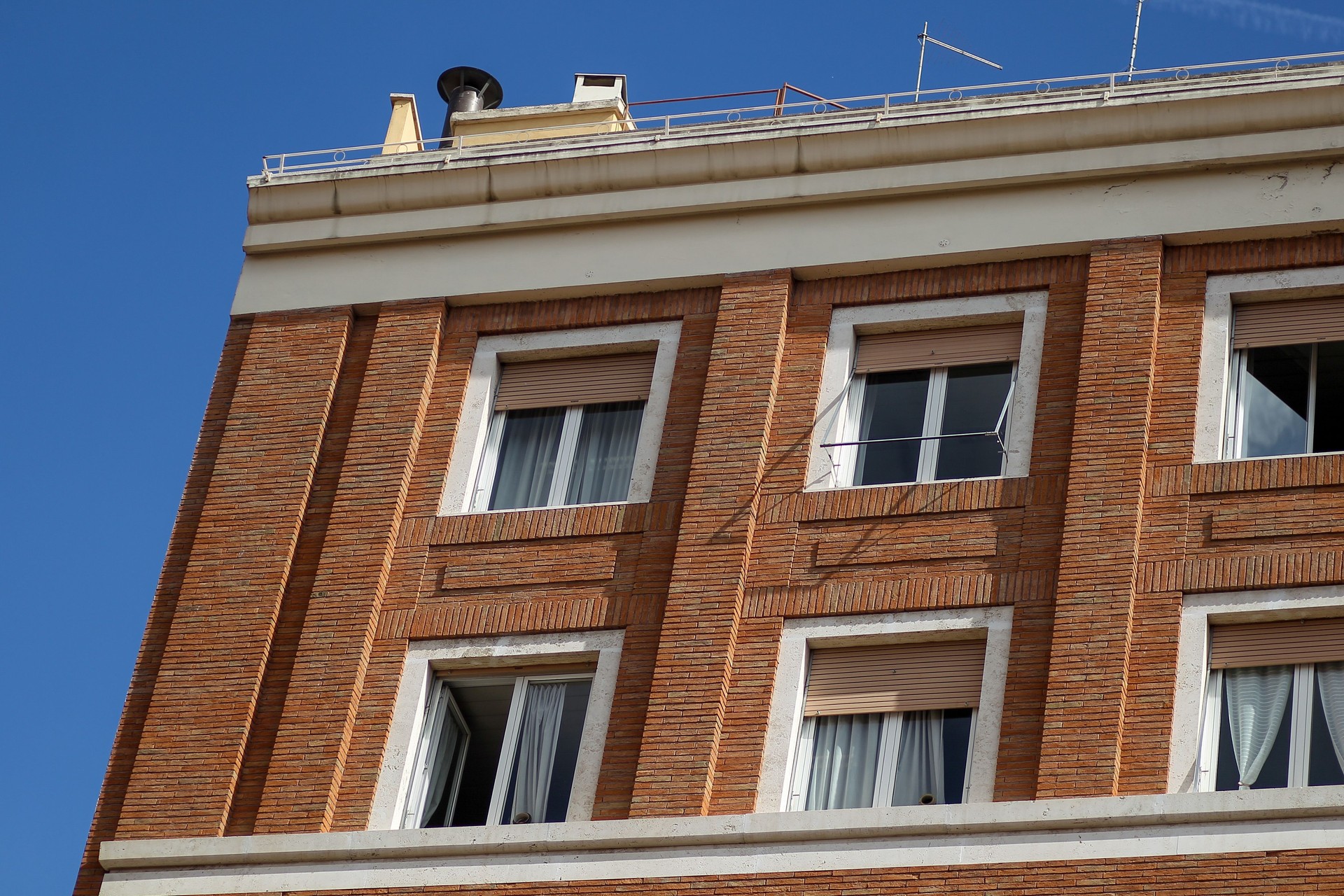 Façade du bâtiment avec fenêtres, sur ciel bleu, Rome, Italie