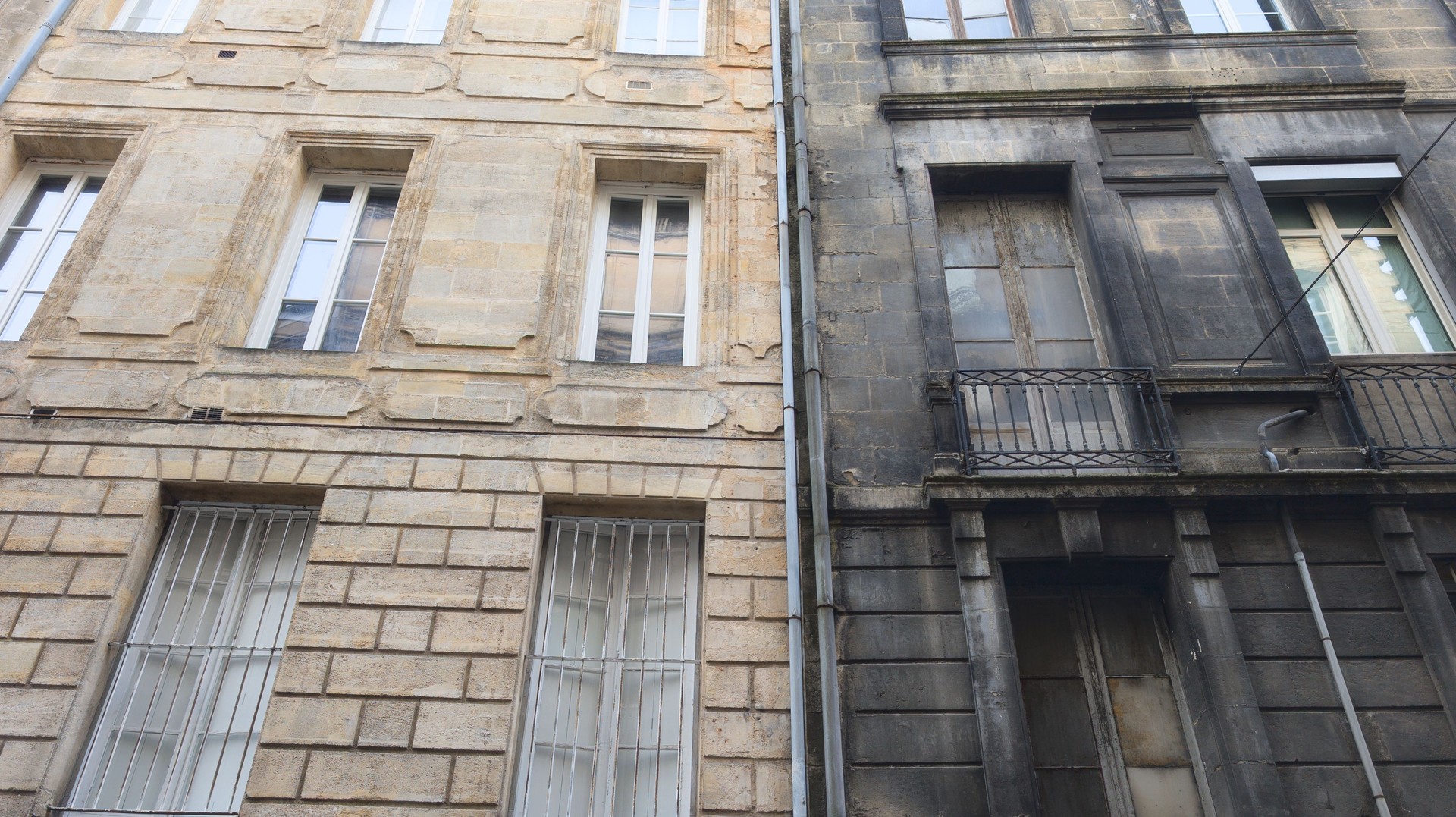 Nettoyage Rénovation Bâtiment Façade Maison Avant et Après Nettoyage Lavage Mur Maison Façade Extérieur