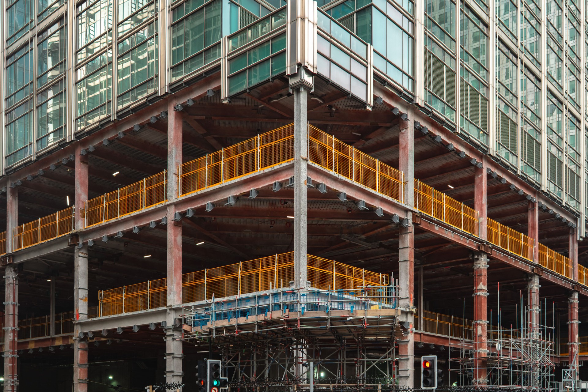 Bâtiment moderne en construction présentant une structure en acier et une façade en verre