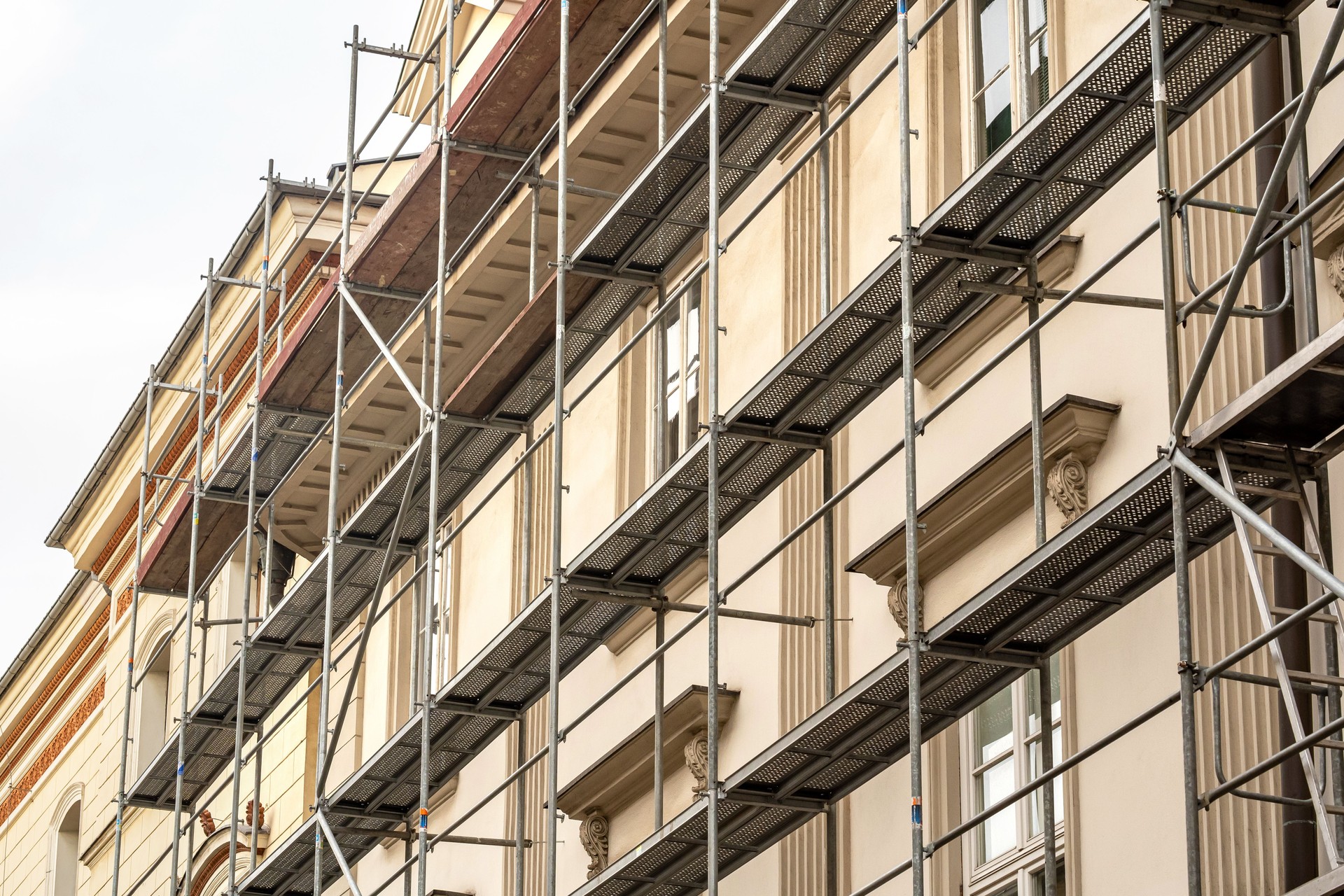 Échafaudage sur une vieille maison d’habitation générique, détail de façade de bâtiment historique rénové, gros plan, personne. Industrie de la restauration, architecture ancienne, rénovation immobilière concept simple, pas de personnes
